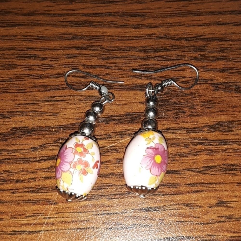 VINTAGE  CHINOISERIE FLORAL PORCELAIN BEAD SILVERTONE HOOK EARRINGS